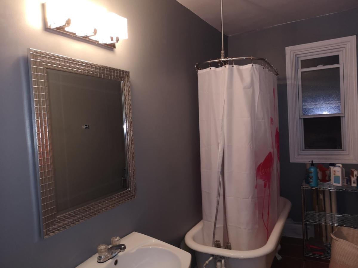 Room With King Bed In Shared 3 Bedroom Downtown Montreal Exterior foto