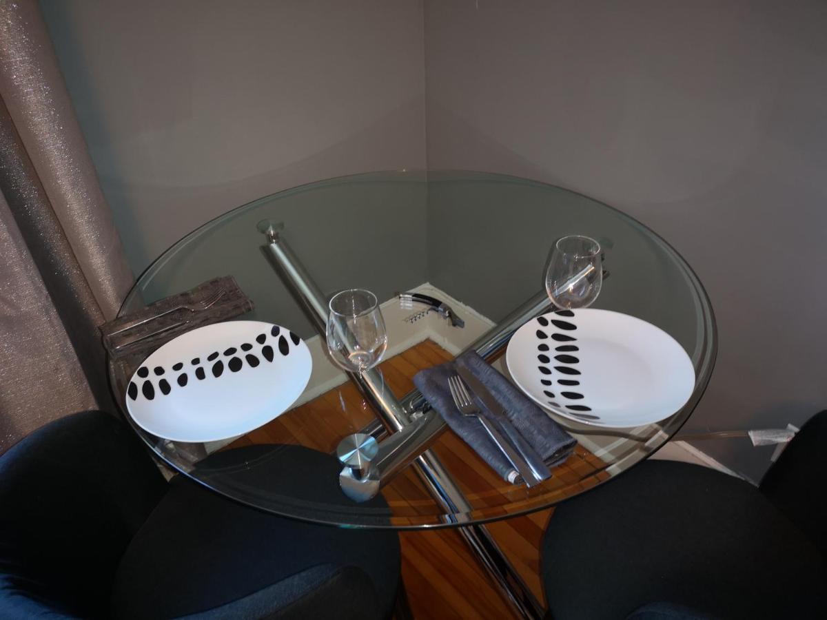 Room With King Bed In Shared 3 Bedroom Downtown Montreal Exterior foto