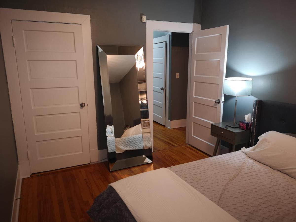 Room With King Bed In Shared 3 Bedroom Downtown Montreal Exterior foto